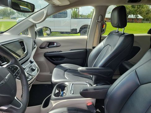 Used 2023 Chrysler Pacifica Touring-L FWD image 24