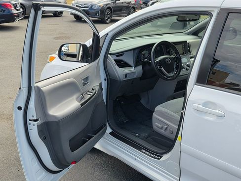 Used 2019 Toyota Sienna LE image 45