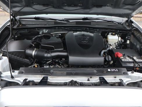 Used 2019 Toyota Tacoma TRD Off-Road w/ Technology Package AWD/4WD image 11