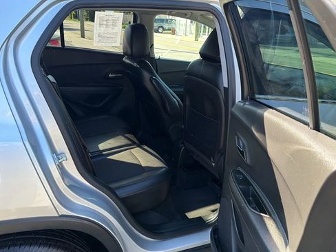 Used 2019 Chevrolet Trax LT w/ LT Convenience Package FWD image 26