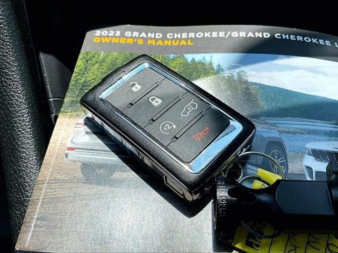 Used 2023 Jeep Grand Cherokee Altitude AWD/4WD image 15
