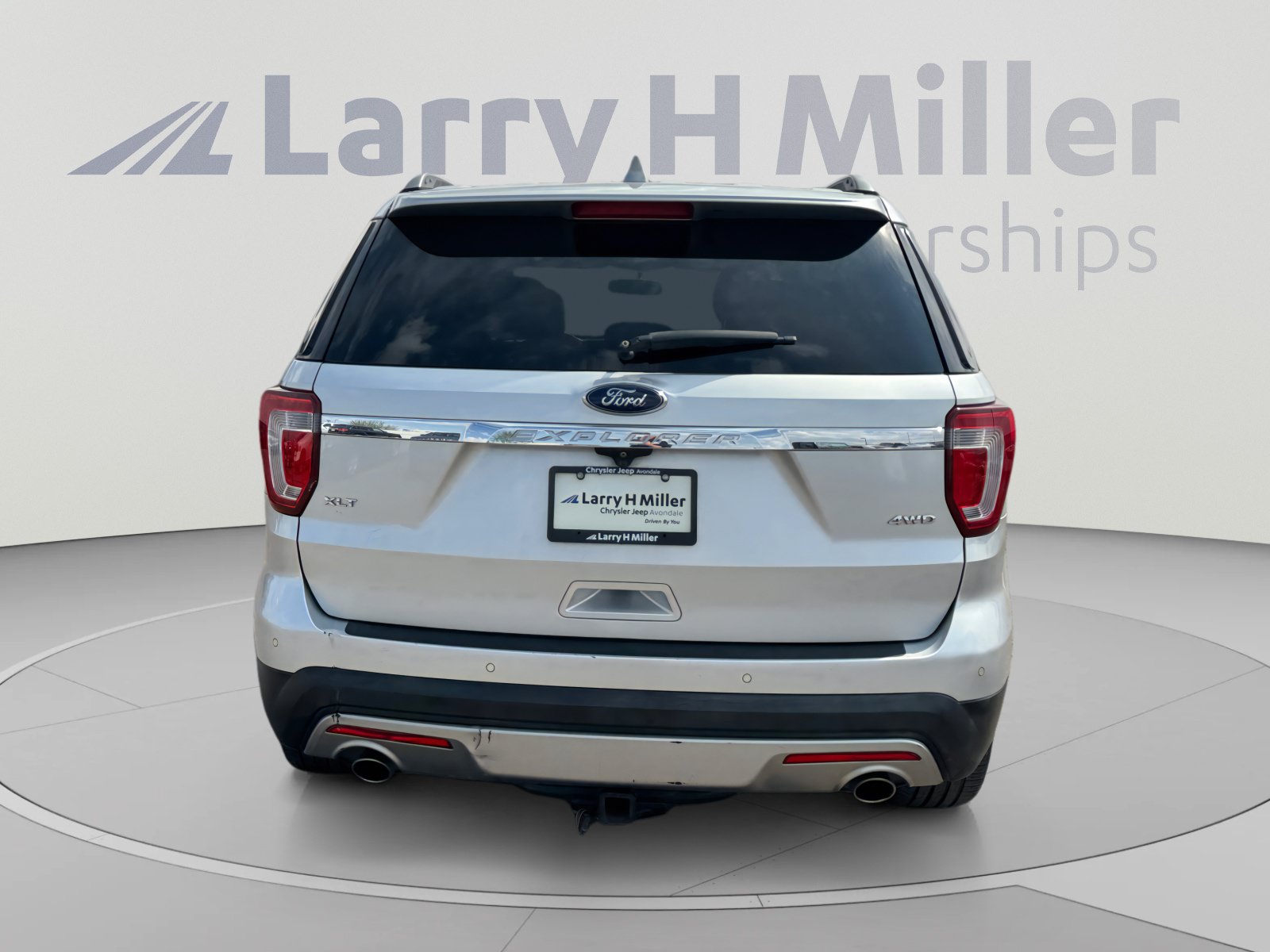Used 2017 Ford Explorer XLT w/ Equipment Group 202A AWD/4WD image 4