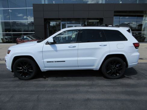 Used 2017 Jeep Grand Cherokee Altitude AWD/4WD image 3