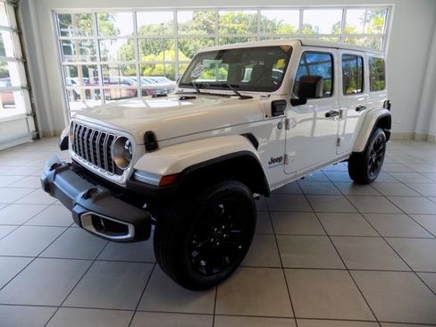 Certified 2025 Jeep Wrangler Unlimited Sahara w/ Safety Group AWD/4WD image 3