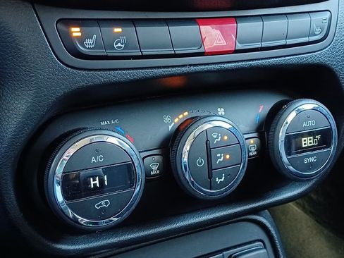 Used 2016 Jeep Renegade Limited image 20