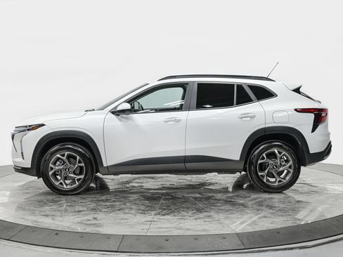 Used 2024 Chevrolet Trax LT FWD image 2