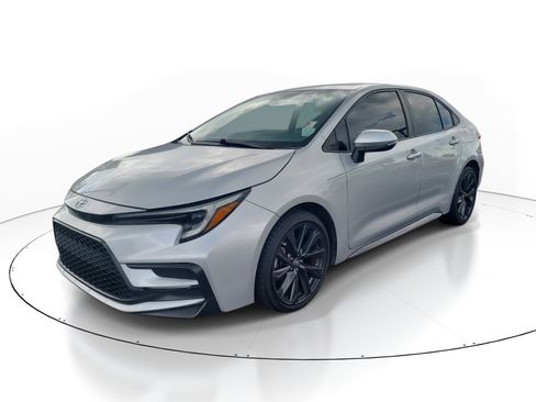 Used 2023 Toyota Corolla SE FWD image 3