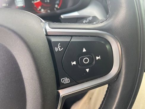 Used 2019 Volvo XC60 T5 Momentum w/ Multimedia Package image 17