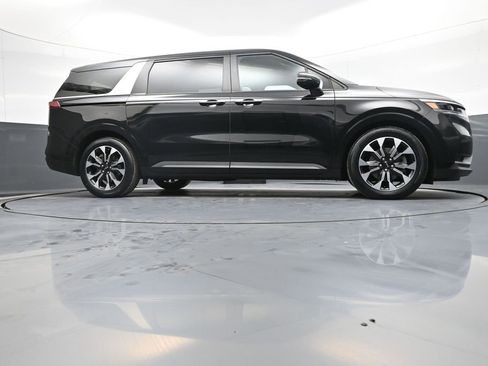 Used 2023 Kia Carnival EX image 29