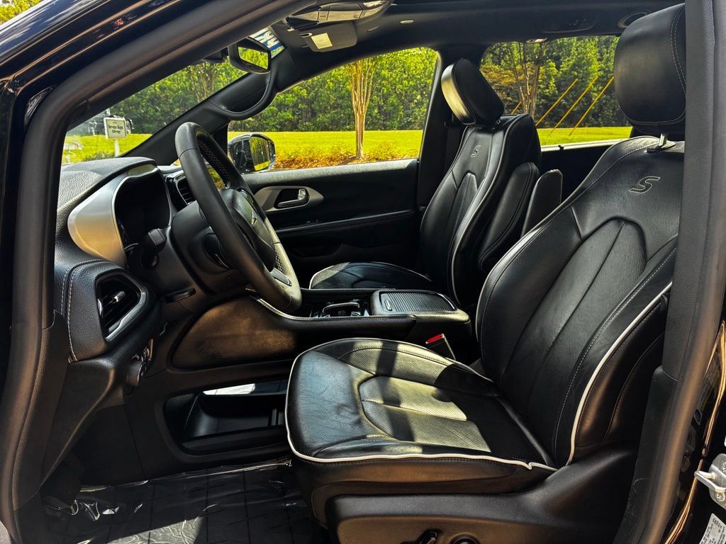 Used 2025 Chrysler Pacifica Limited FWD image 17