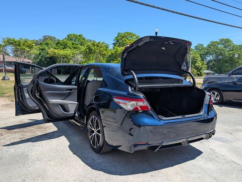 Used 2018 Toyota Camry SE FWD image 12