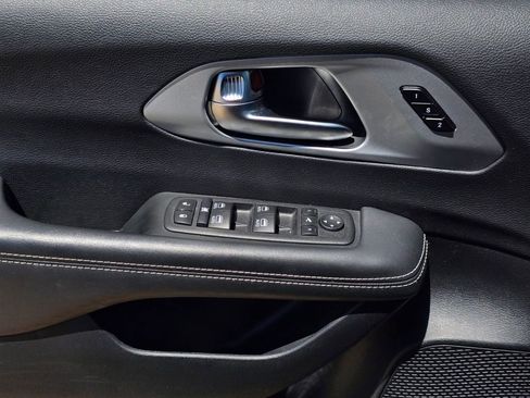 Used 2025 Chrysler Pacifica Limited FWD image 17
