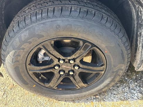 Used 2022 GMC Acadia AT4 w/ Technology Package image 3