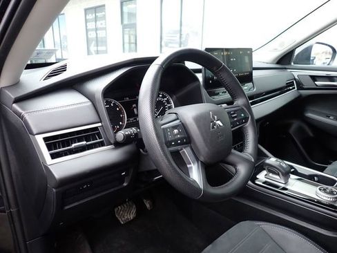 Used 2025 Mitsubishi Outlander SE image 14