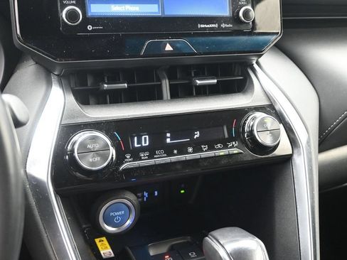 Used 2022 Toyota Venza LE AWD/4WD image 16