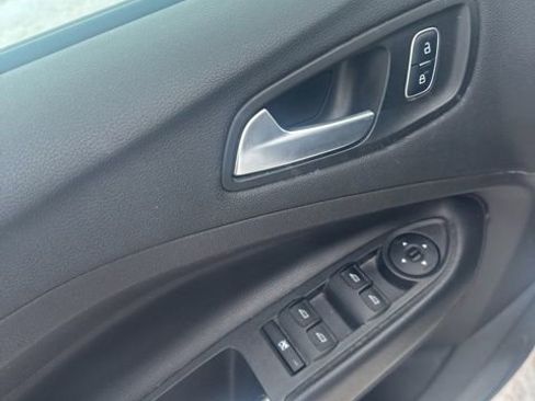 Used 2018 Ford Escape SE image 24