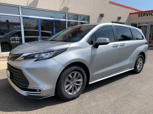 Used 2022 Toyota Sienna XLE image 1