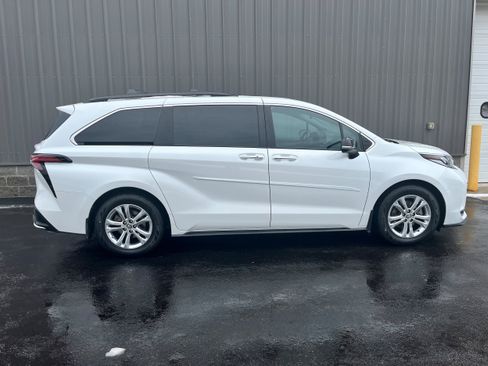 Certified 2023 Toyota Sienna XSE image 1
