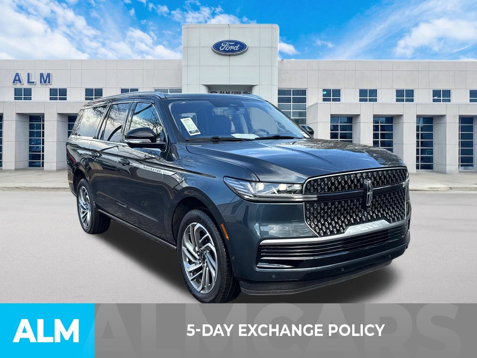 Used 2025 Lincoln Navigator L Reserve AWD/4WD image 3