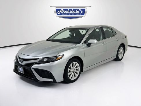 Used 2024 Toyota Camry SE FWD image 3