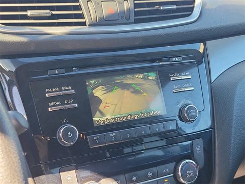 Used 2015 Nissan Rogue SV image 41