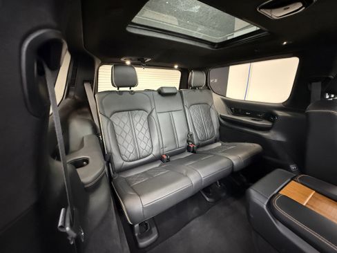 Used 2022 Jeep Grand Wagoneer Series III AWD/4WD image 32