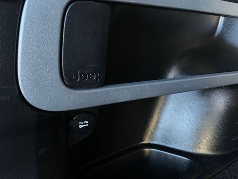 Used 2017 Jeep Cherokee Sport image 23