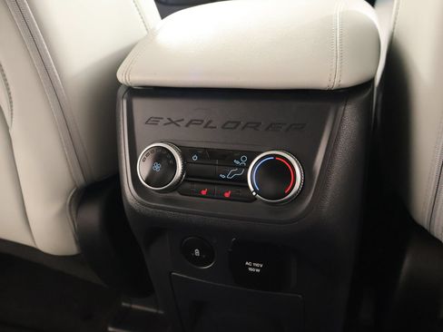 Used 2025 Ford Explorer Platinum w/ Ultimate Package AWD/4WD image 17