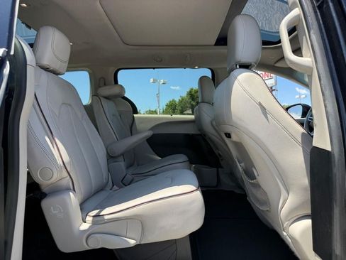 Used 2020 Chrysler Pacifica Limited FWD image 11