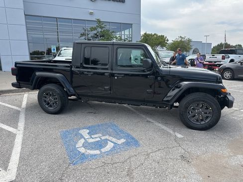 New 2025 Jeep Gladiator Sport image 33