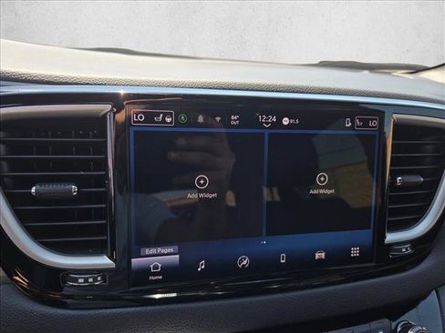 Used 2025 Chrysler Pacifica Select FWD image 13