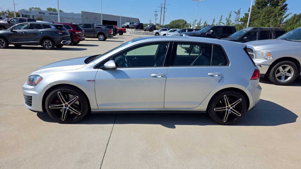 Used 2017 Volkswagen GTI SE FWD image 2