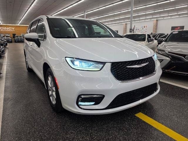 Used 2023 Chrysler Pacifica Touring FWD image 4