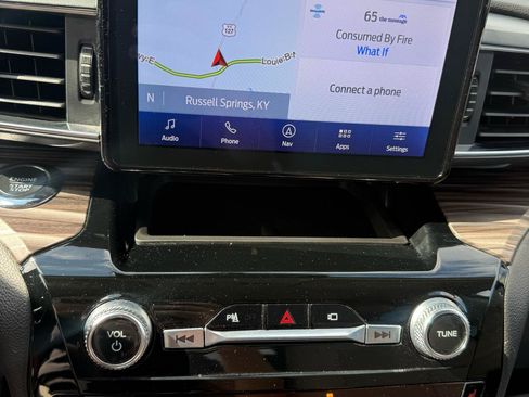 Used 2022 Ford Explorer Limited w/ Equipment Group 301A AWD/4WD image 18