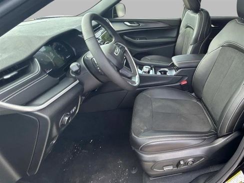 New 2025 Jeep Grand Cherokee L Altitude image 12