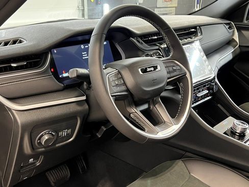New 2025 Jeep Grand Cherokee Altitude image 13
