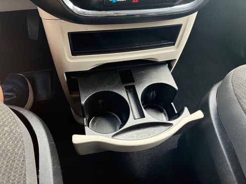 Used 2019 Dodge Grand Caravan SE FWD image 32