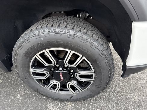 Used 2022 GMC Sierra 2500 AT4 w/ AT4 Preferred Package AWD/4WD image 12