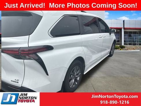 Used 2021 Toyota Sienna LE FWD image 4