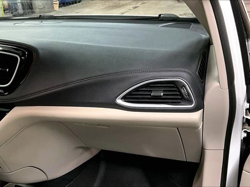 Used 2017 Chrysler Pacifica Limited image 18