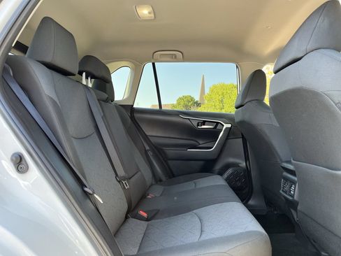 Used 2025 Toyota RAV4 XLE FWD image 27