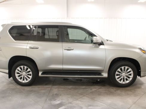 Used 2022 Lexus GX 460 Premium w/ Premium Package AWD/4WD image 11