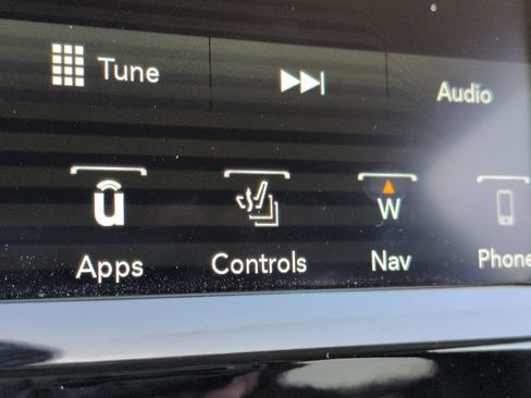 Used 2019 Jeep Cherokee Overland w/ Technology Group FWD image 24