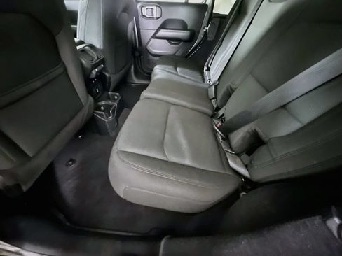 Used 2018 Jeep Wrangler Unlimited Sahara AWD/4WD image 26