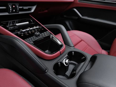 Certified 2026 Porsche Cayenne GTS AWD/4WD image 26