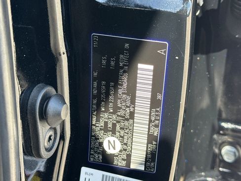 Used 2024 Toyota Highlander LE AWD/4WD image 24