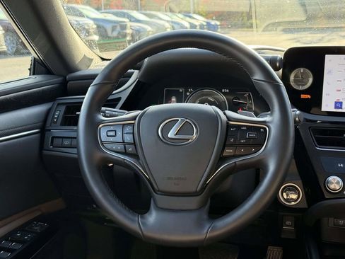 Used 2024 Lexus ES 300h w/ Premium Package image 8