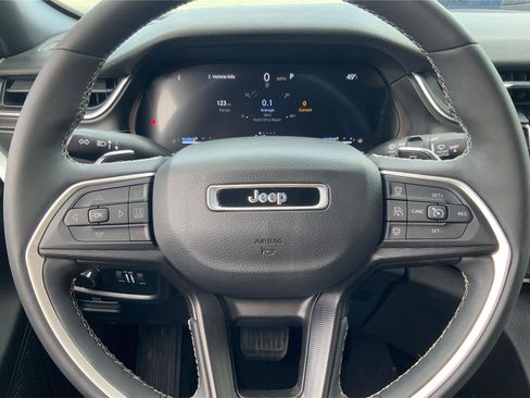 Used 2023 Jeep Grand Cherokee L Laredo image 16