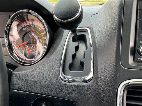 Used 2017 Dodge Grand Caravan SXT image 34