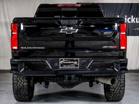 Used 2025 Chevrolet Silverado 2500 ZR2 w/ Technology Package image 9